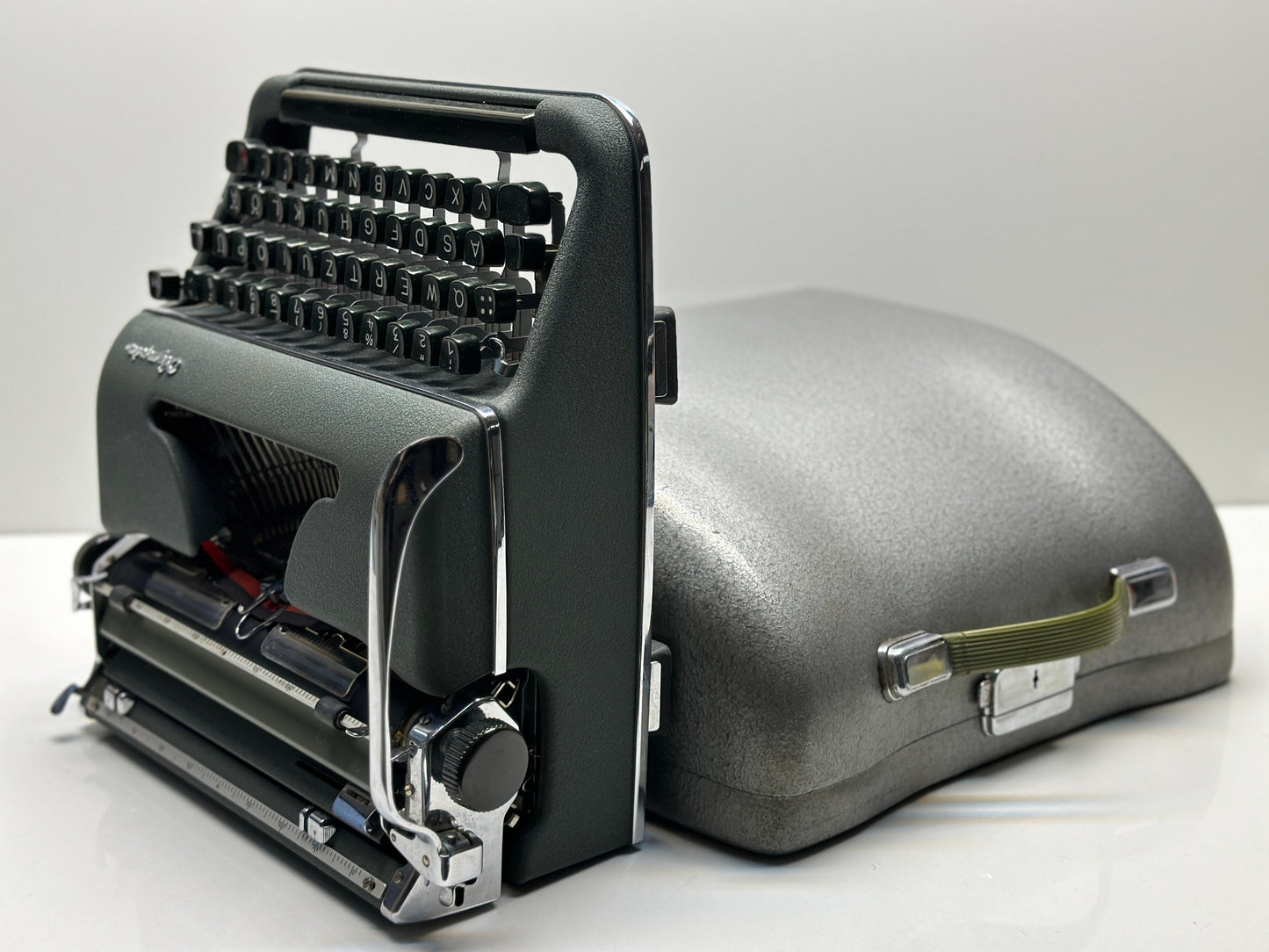 Original Green Olympia SM3 Classic Style Typewriter - Fusion of Timeless Aesthetics and Functionality