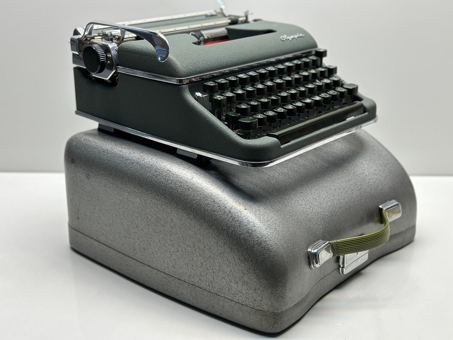 Original Green Olympia SM3 Classic Style Typewriter - Fusion of Timeless Aesthetics and Functionality