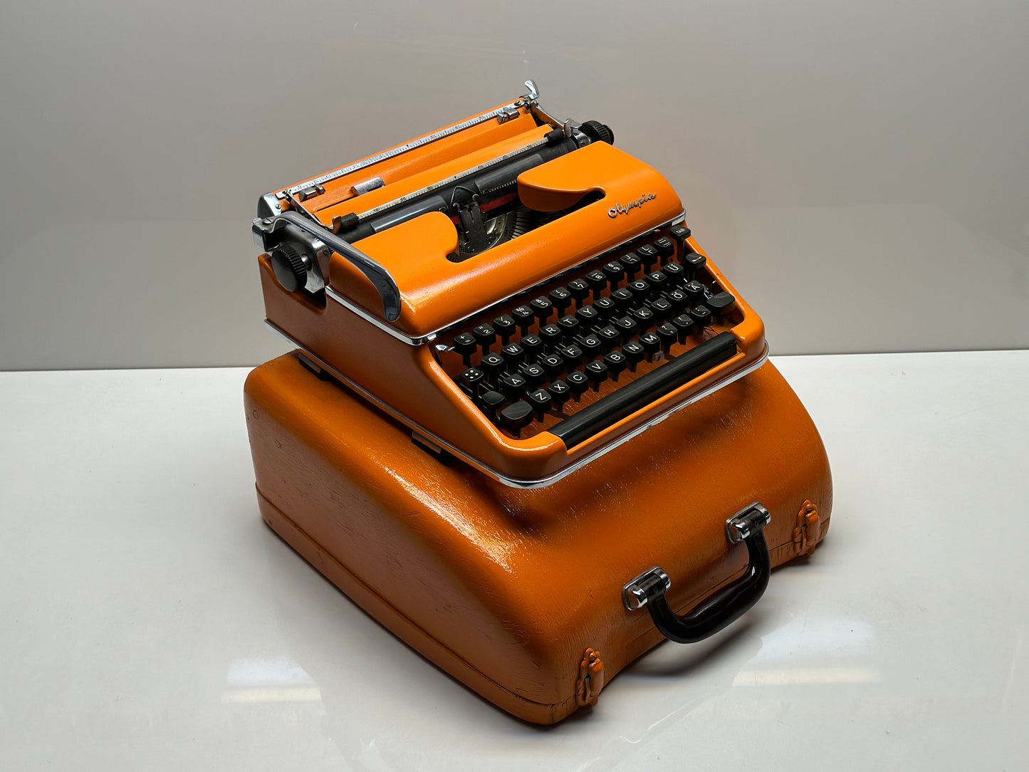 Orange Olympia SM3 Typewriter - QWERTY Keyboard, Fusion of Timeless Aesthetics and Functionality