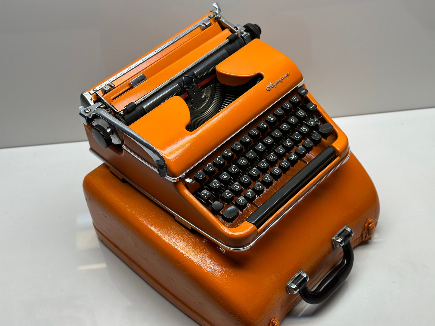 Orange Olympia SM3 Typewriter - QWERTY Keyboard, Fusion of Timeless Aesthetics and Functionality