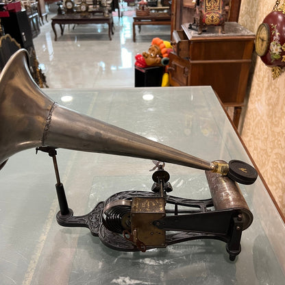 LIRA Phonograph | 1902 German-Made | Rare Collectible | Excellent Condition | Fully Functional.- Turntable