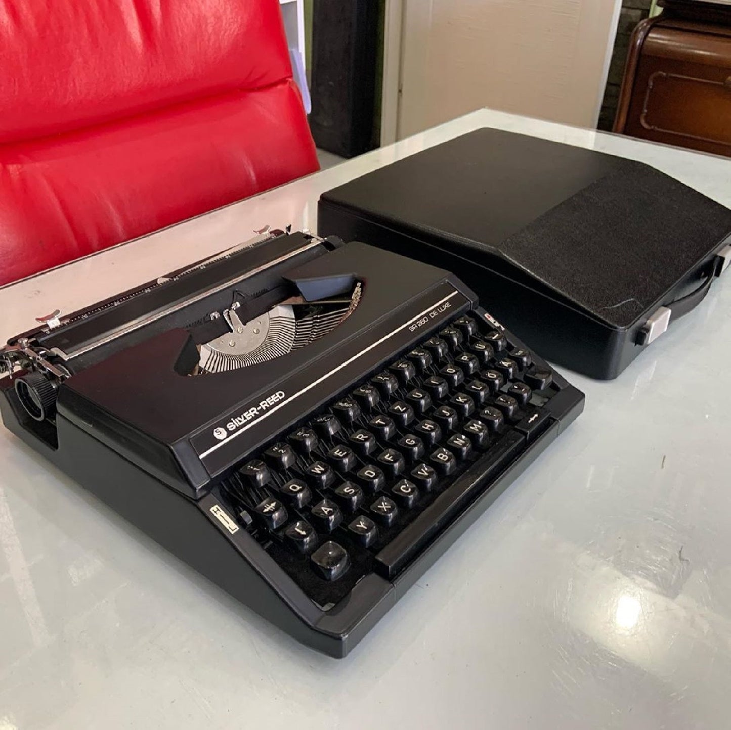 Silver Reed SR 280 Deluxe Typewriter - Functional Elegance
