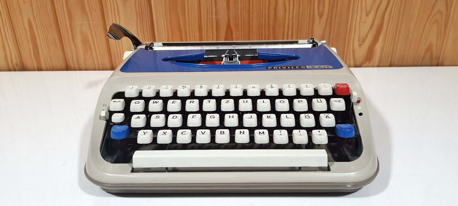 White Privileg 300 Typewriter: Stylish & Functional