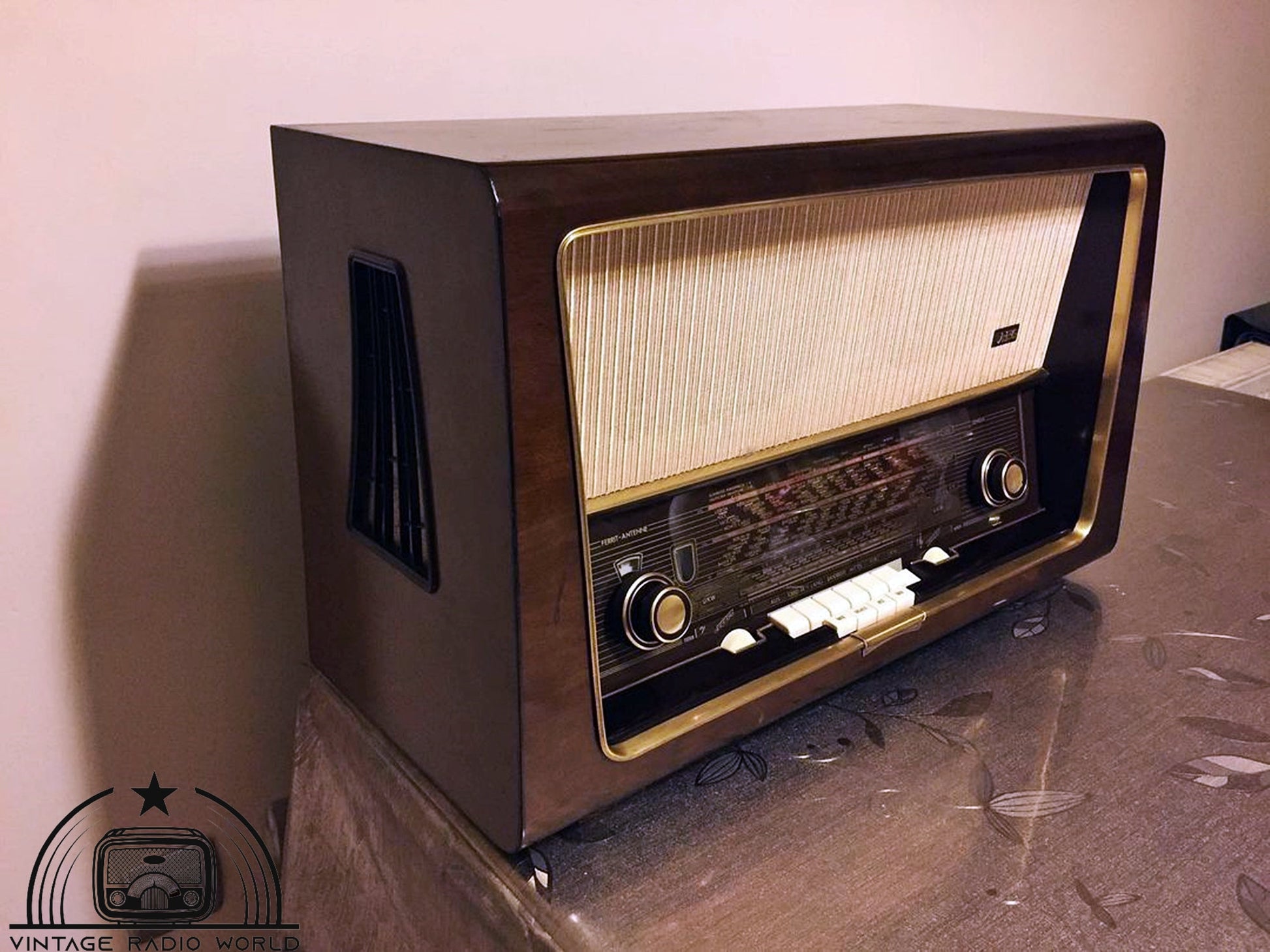 AEG 6077 WD Radio - Vintage Elegance and Timeless Appeal