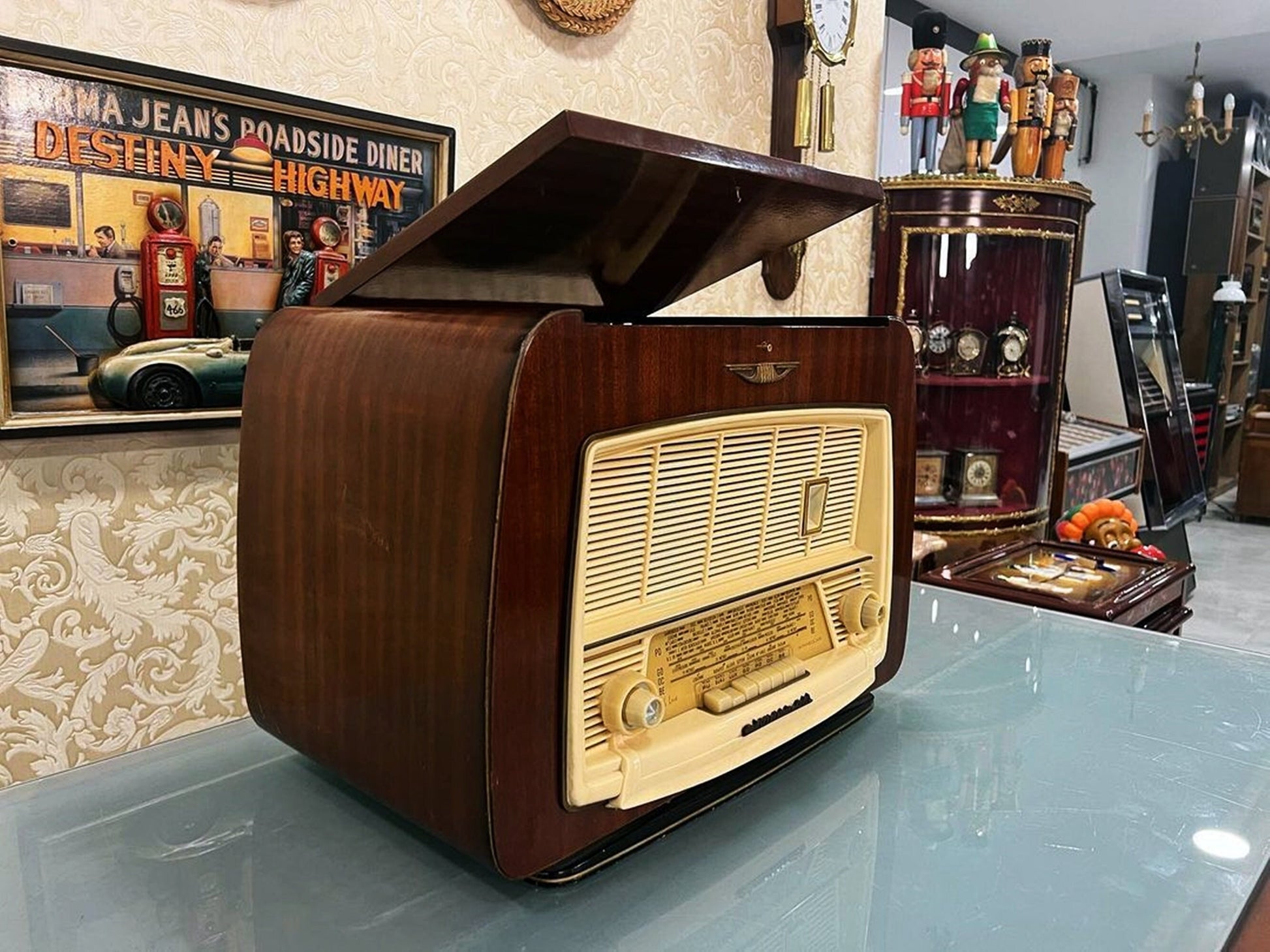 Sonneclair Radio - Vintage Audio Elegance with Lamp Feature - For Sale