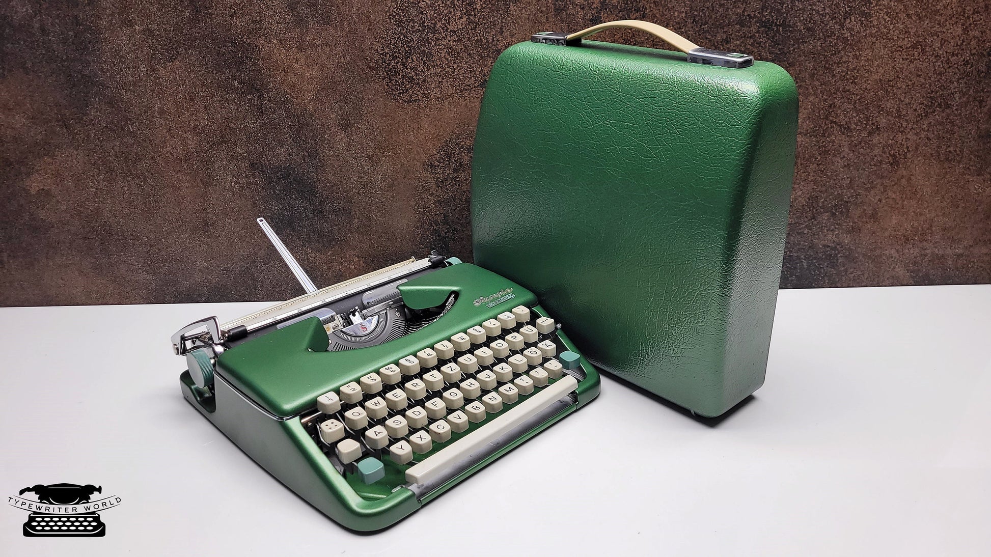 Vintage Olympia Splendid 33/66 Crystal Green Typewriter, Retro Mechanical Collectible for Office Decor, Industrial Steampunk,Steampunk decor