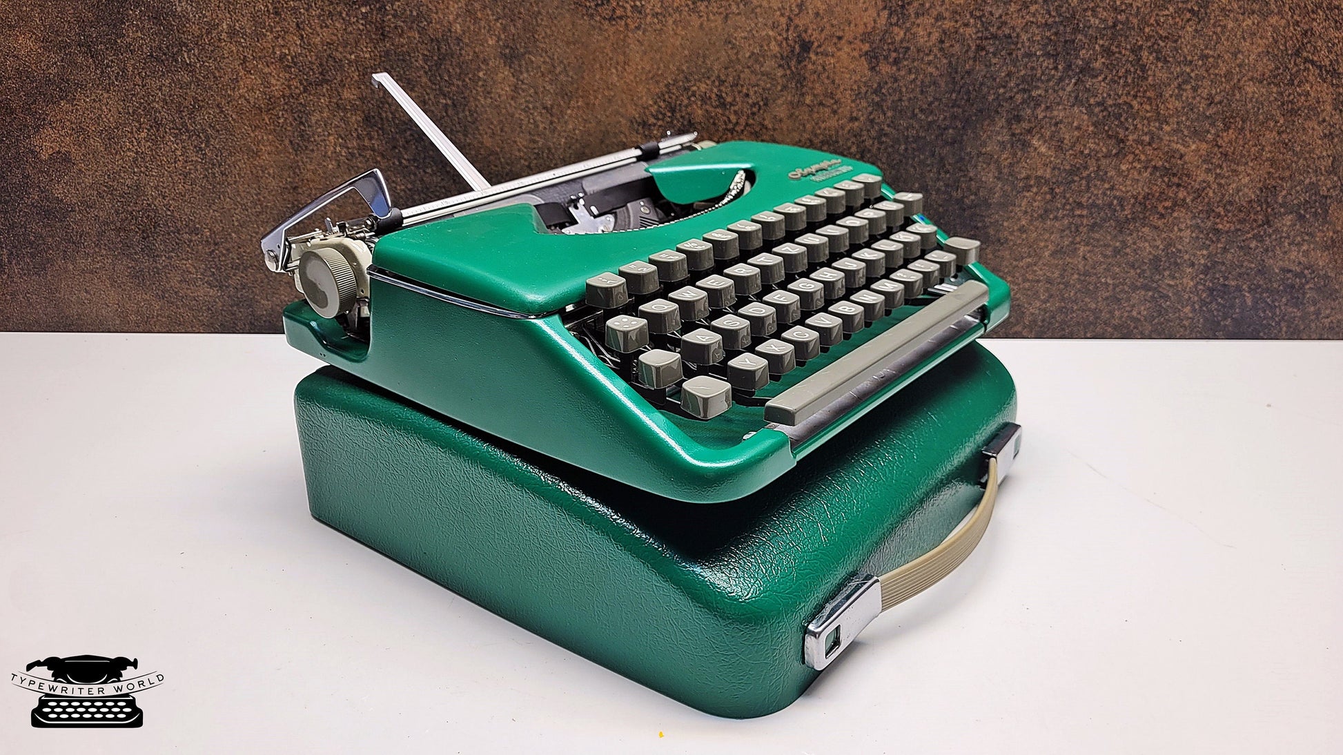 Vintage Olympia Splendid 33/66 Matte Green Typewriter - The Perfect Gift for Writers, Collectors, and Office Enthusiasts