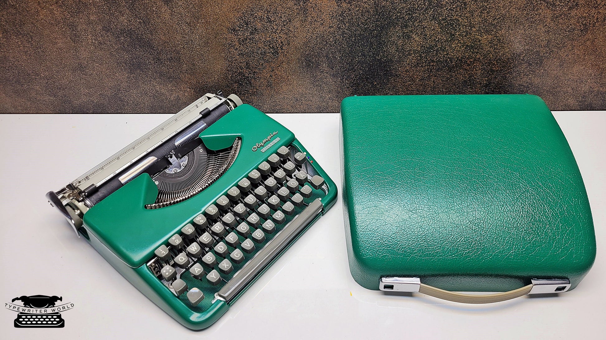 Vintage Olympia Splendid 33/66 Matte Green Typewriter - The Perfect Gift for Writers, Collectors, and Office Enthusiasts