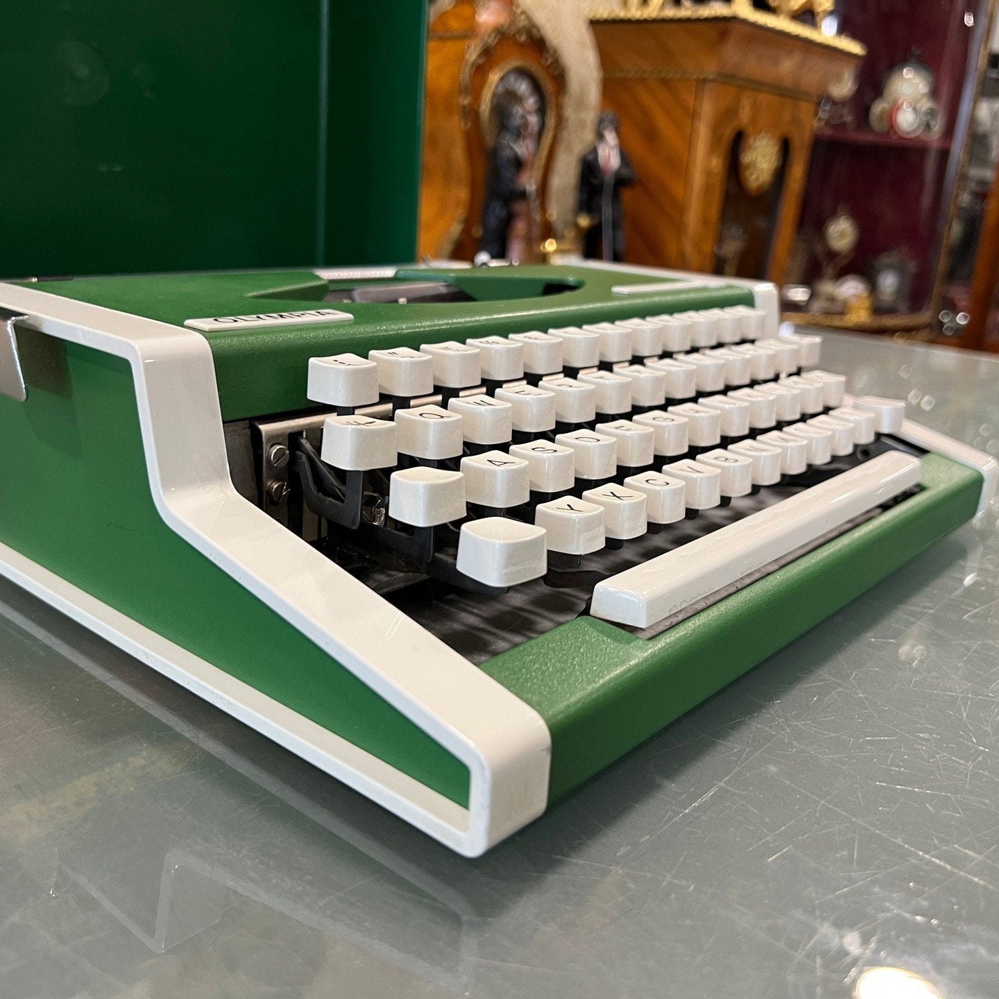 Olympia Traveller Deluxe Typewriter - Collectible White Keyboard - QWERTZ Layout - Includes Stylish Green Bag